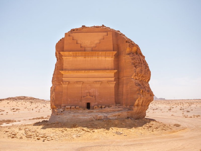 No meio do deserto da Arábia Saudita, uma tumba construída na rocha chama atenção