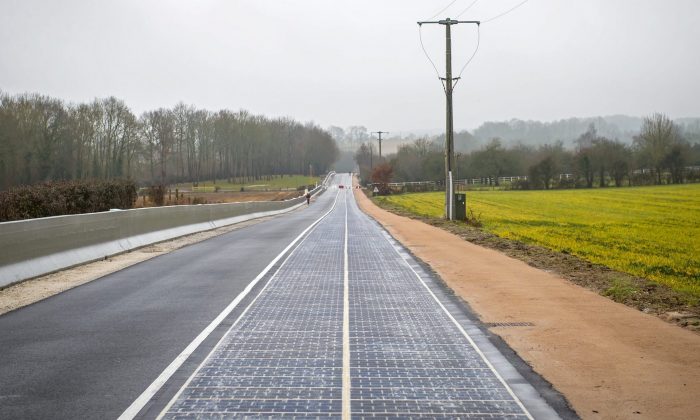 França inaugura a primeira estrada com painéis solares do mundo